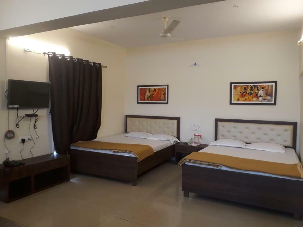 Maharaja Family Guest House Lonavala Exteriör bild